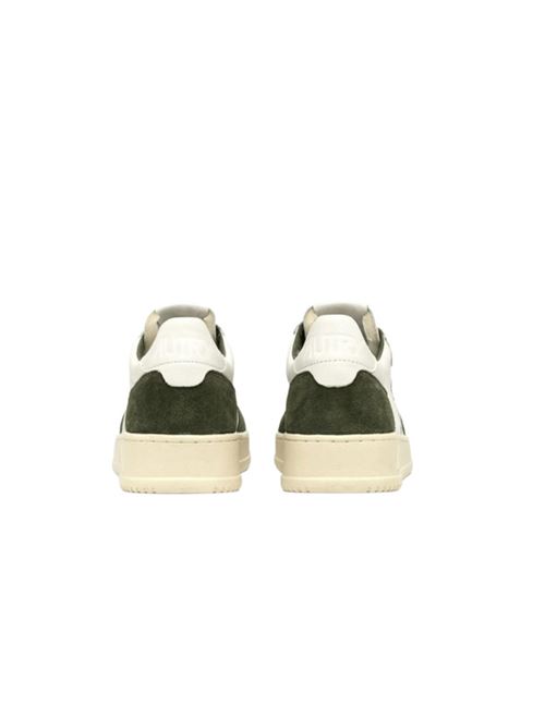 sneaker da uomo in pelle di capra di colore bianco e suede verde bottiglia AUTRY | AULMGS42