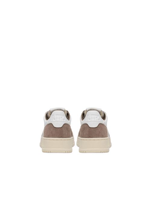 sneaker da uomo in pelle di capra di colore bianco e suede tabacco AUTRY | AULMGS43