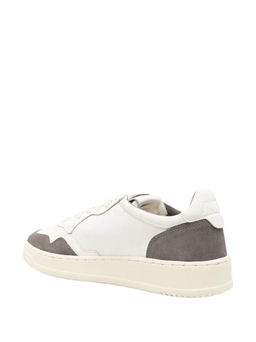 sneaker da uomo in pelle di capra di colore bianco e suede grigio AUTRY | AULMGS45