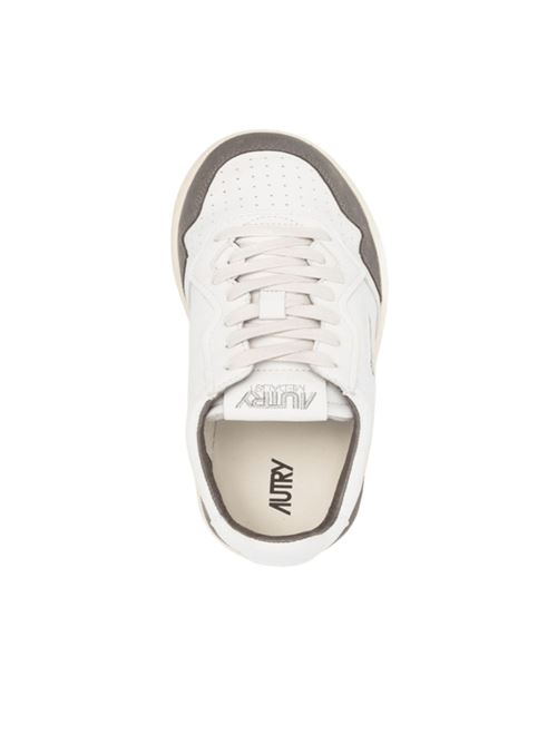 sneaker da uomo in pelle di capra di colore bianco e suede grigio AUTRY | AULMGS45