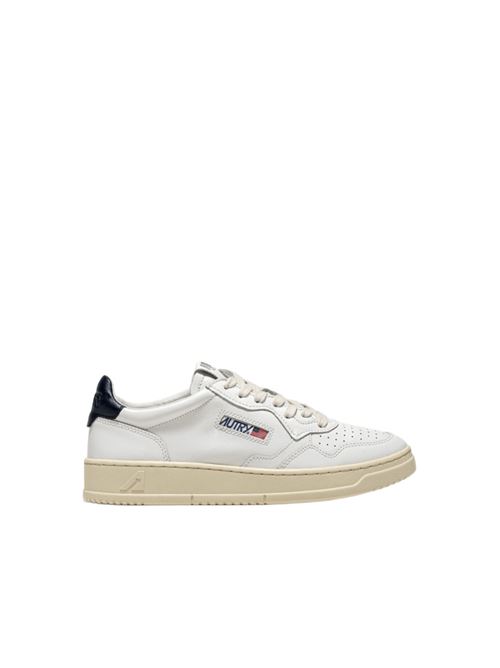 sneakers da  uomo in  pelle colore bianco tallone  blu AUTRY | AULMLL12