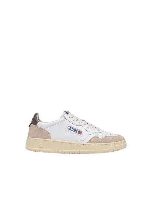 sneakers da uomo in pelle colore bianco e suede colore beige con tallone marrone AUTRY | AULMLS01