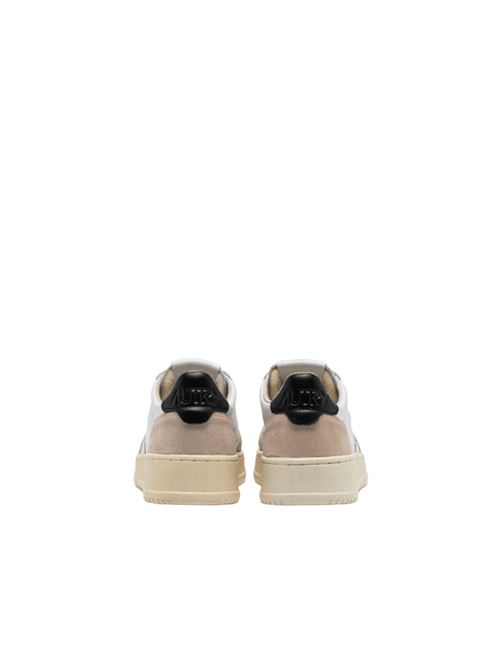 sneakers da uomo in pelle colore bianco e suede colore beige con tallone nero AUTRY | AULMLS21