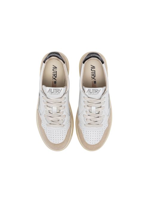 sneakers da uomo in pelle colore bianco e suede colore beige con tallone nero AUTRY | AULMLS21
