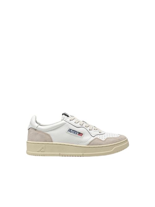 sneakers da uomo in pelle colore bianco e suede colore beige con tallone bianco AUTRY | AULMLS33