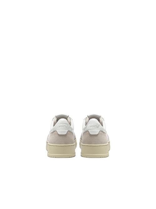sneakers da uomo in pelle colore bianco e suede colore beige con tallone bianco AUTRY | AULMLS33