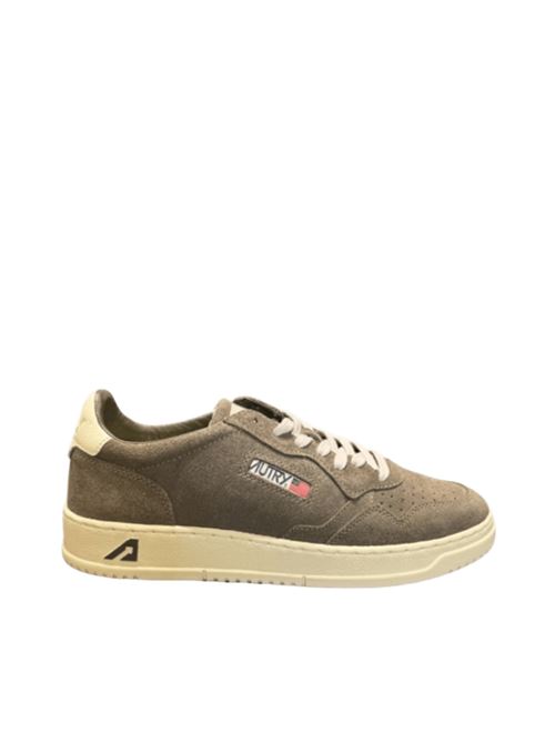 sneakers da uomo in pelle scamosciata verde con tallone in pelle panna AUTRY | AULMUH04