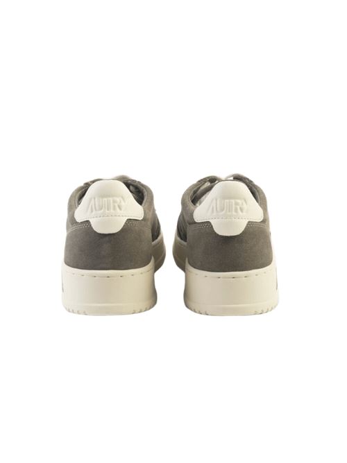 sneakers da uomo in pelle scamosciata verde con tallone in pelle panna AUTRY | AULMUH04