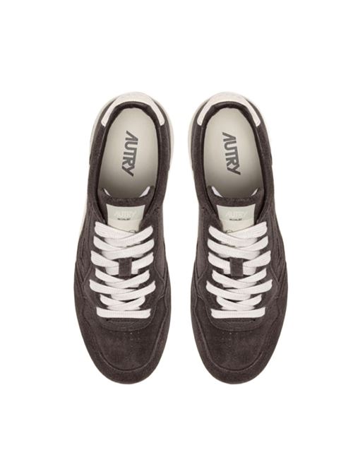 sneakers da uomo in pelle scamosciata marrone con tallone in pelle panna AUTRY | AULMUH08