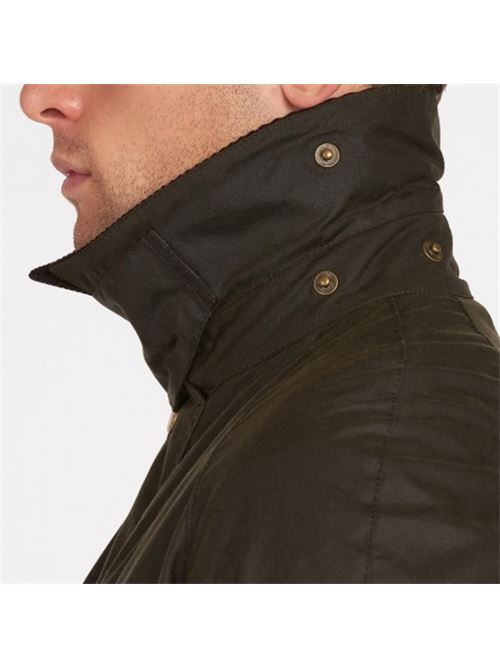 Giacca da uomo in cotone cerato con colletto in velluto e due spacchi posteriori colore verde oliva BARBOUR | MWX0339MWXOL71