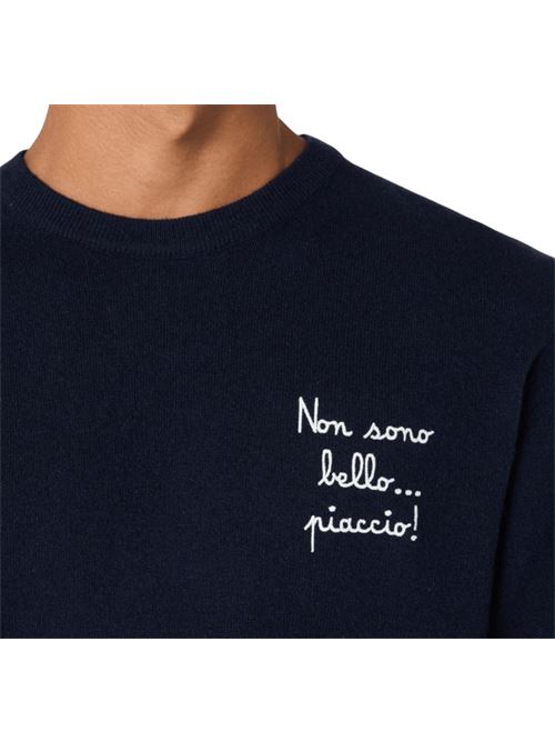 Maglione da uomo in misto lana e cashmere, girocollo, ricamo NON SONO BELLO... PIACCIO!, colore blu. MC2 SAINT BARTH | HER002402828I61